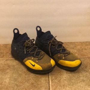 KD XV (11) Boys size 5.5